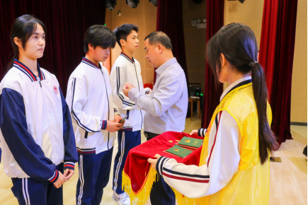 176853224421725367.png 佩戴团徽.png